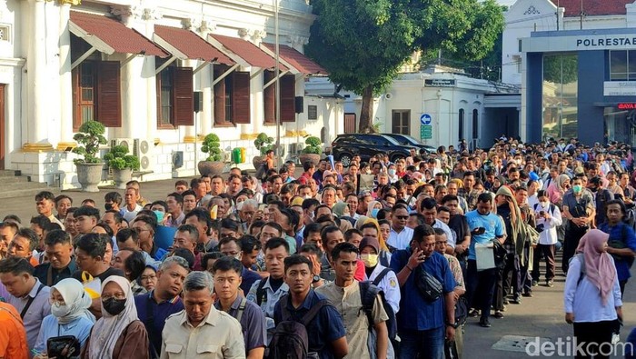 Antrean permohonan SKCK di Polrestasbes Surabaya