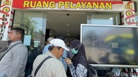 Sementara pantauan detikJatim, hingga siang hari ini masih ada ratusan masyarakat yang mengantre untuk pengurusan dokumen itu. Di tengah teriknya cuaca, mereka tetap sabar menunggu.