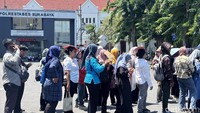 Meski panas begitu terik, para pemohon SKCK di Polrestabes  Surabaya masih ramai. Bahkan diantara mereka juga menutupi kepala mereka dengan tas yang mereka kenakan.