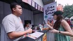 Dukung UMKM,  Ayu Ting Ting Jajan Bakso dan Soto Mie Gerobakan