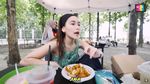Dukung UMKM,  Ayu Ting Ting Jajan Bakso dan Soto Mie Gerobakan