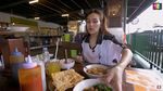 Dukung UMKM,  Ayu Ting Ting Jajan Bakso dan Soto Mie Gerobakan
