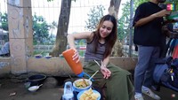 Selain bakso, pelantun lagu Sambalado ini juga doyan makan mie ayam. Ayu punya langganan di gerobak dekat danau di Depok. Foto: YouTube/Qiss You