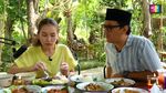 Dukung UMKM,  Ayu Ting Ting Jajan Bakso dan Soto Mie Gerobakan