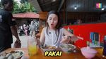 Dukung UMKM,  Ayu Ting Ting Jajan Bakso dan Soto Mie Gerobakan