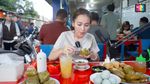 Dukung UMKM,  Ayu Ting Ting Jajan Bakso dan Soto Mie Gerobakan