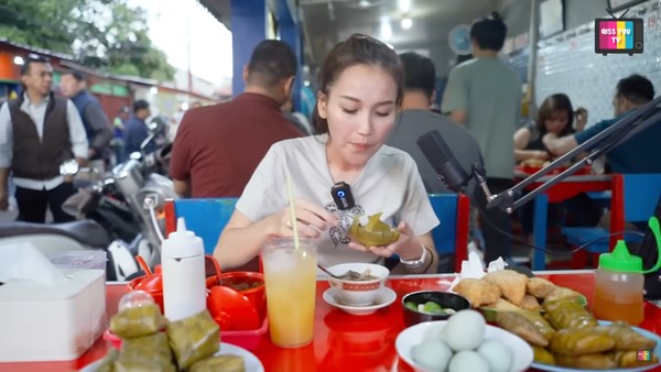 Dukung UMKM,  Ayu Ting Ting Jajan Bakso dan Soto Mie Gerobakan