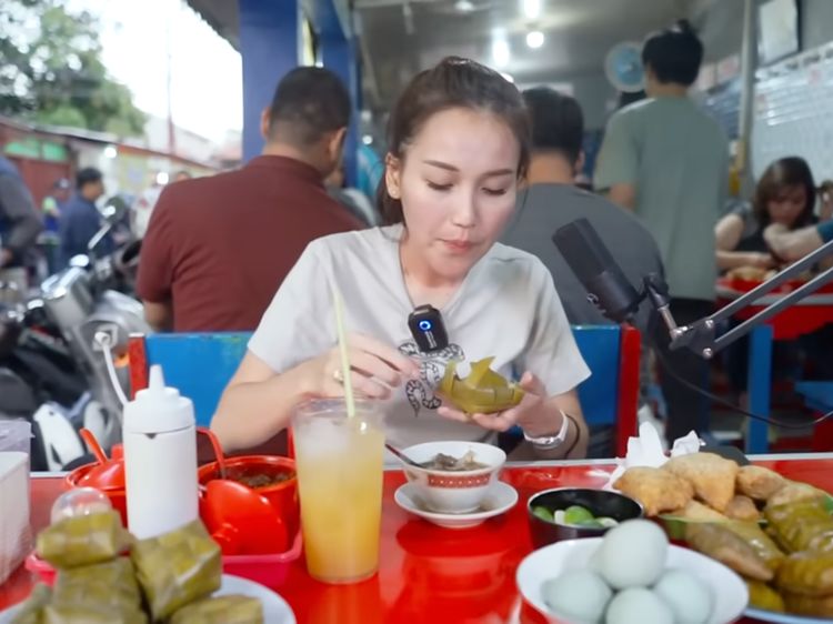 Dukung UMKM,  Ayu Ting Ting Jajan Bakso dan Soto Mie Gerobakan