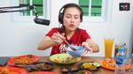 Dukung UMKM,  Ayu Ting Ting Jajan Bakso dan Soto Mie Gerobakan