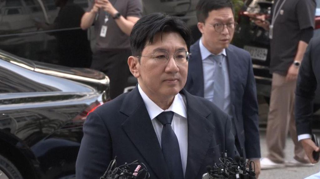 Video Momen Bang Si Hyuk Tiba di Kantor Polisi Seoul: Saya Akan Kooperatif