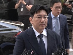 Video Polisi Larang Bos HYBE Bang Si Hyuk Tinggalkan Korea Selatan