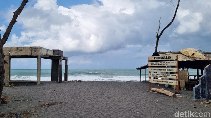 Bangunan di pinggir Pantai Kuwaru yang terbengkalai dan rusak akibat terkena abrasi, Senin (15/9/2025).