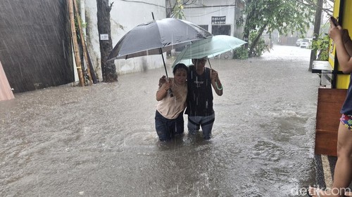Banjir kembali menggenang di Gang Pandan Sari, Jl. Kebo Iwa Selatan, Denpasar Barat. Senin (15/9/2025). (Fabiola Dianira)