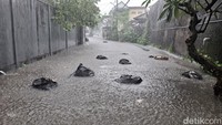 Terlihat sampah-sampah terseret arus banjir di Gang Pandan Sari, Jl. Kebo Iwa Selatan, Denpasar Barat. (Fabiola Dianira)