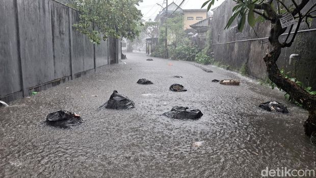 Banjir kembali menggenang di Gang Pandan Sari, Jl. Kebo Iwa Selatan, Denpasar Barat. Senin (15/9/2025). (Fabiola Dianira)