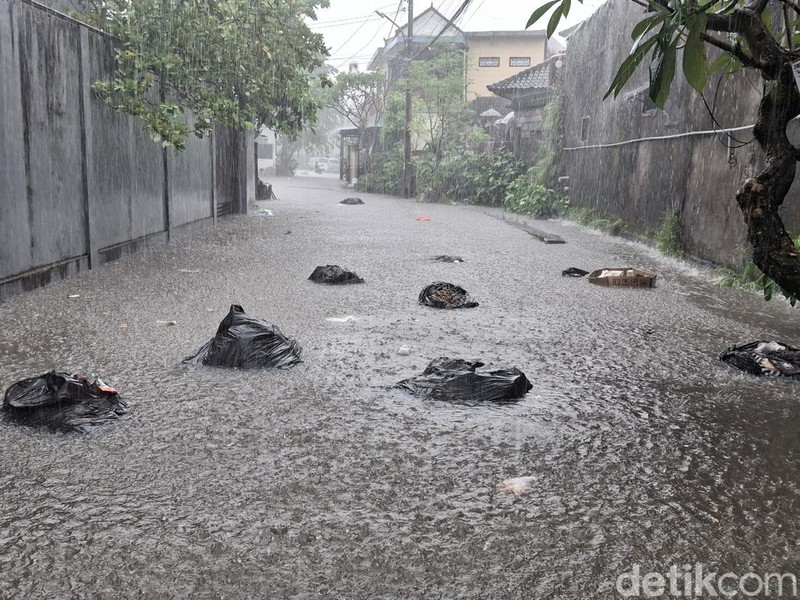 Banjir kembali menggenang di Gang Pandan Sari, Jl. Kebo Iwa Selatan, Denpasar Barat. Senin (15/9/2025). (Fabiola Dianira)