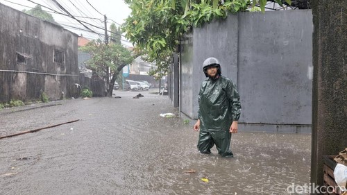 Banjir kembali menggenang di Gang Pandan Sari, Jl. Kebo Iwa Selatan, Denpasar Barat. Senin (15/9/2025). (Fabiola Dianira)
