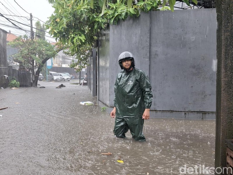 Banjir kembali menggenang di Gang Pandan Sari, Jl. Kebo Iwa Selatan, Denpasar Barat. Senin (15/9/2025). (Fabiola Dianira)