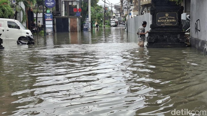 Banjir merendam kawasan Gang Sri Kahyangan, Berawa, Tibubeneng, Badung, Bali, Senin (15/9/2025) (Fabiola Dianira)