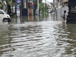 Salah satu mobil jasa bandara bahkan mogok akibat nekat menerjang banjir Gang Sri Kahyangan, Berawa, Tibubeneng, Badung, Bali, Senin (15/9/2025) (Fabiola Dianira)