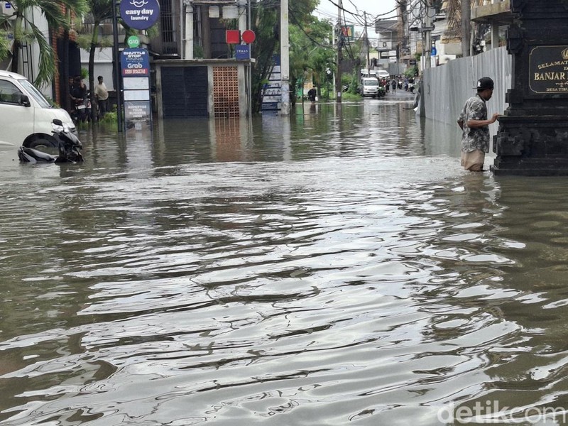 Banjir merendam kawasan Gang Sri Kahyangan, Berawa, Tibubeneng, Badung, Bali, Senin (15/9/2025) (Fabiola Dianira)