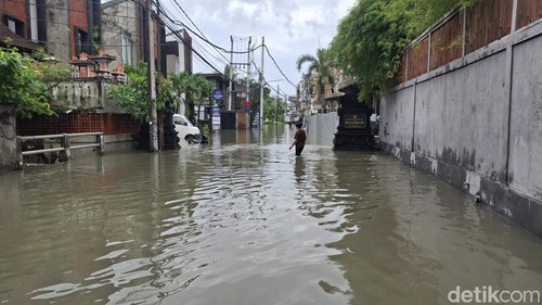 Banjir merendam kawasan Gang Sri Kahyangan, Berawa, Tibubeneng, Badung, Bali, Senin (15/9/2025) (Fabiola Dianira)