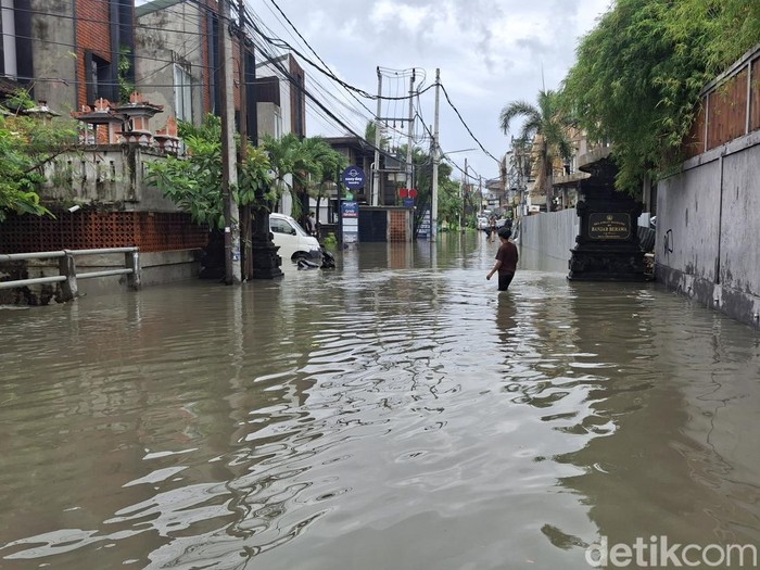 Banjir merendam kawasan Gang Sri Kahyangan, Berawa, Tibubeneng, Badung, Bali, Senin (15/9/2025) (Fabiola Dianira)