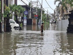 Banjir merendam kawasan Gang Sri Kahyangan, Berawa, Tibubeneng, Badung, Bali, Senin (15/9/2025) (Fabiola Dianira)