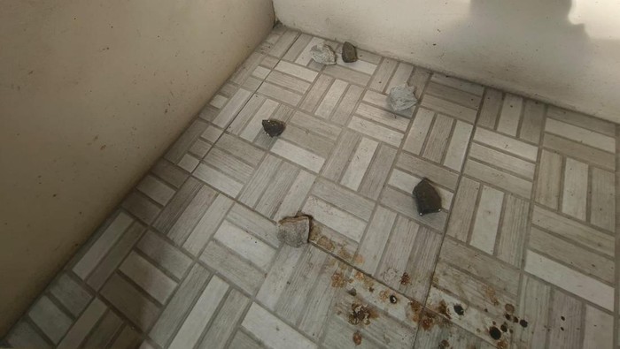 Barang bukti batu diduga dilempar pelaku ke area masjid di Bogor. (Dok. ist)