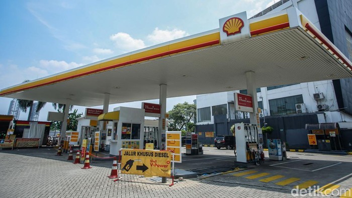 Kelangkaan Bahan Bakar Minyak (BBM) di sejumlah SPBU swasta kembali membuat warga resah. Pantauan pada Senin (15/9/2025), SPBU Shell dan BP-AKR di beberapa titik Jakarta masih mengalami kekosongan pasokan. Kondisi ini membuat sebagian pengendara harus berpindah-pindah tempat untuk mendapatkan BBM.