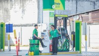 Beberapa pengendara mengeluhkan waktu tempuh yang lebih lama akibat harus mencari SPBU lain yang masih tersedia pasokan.