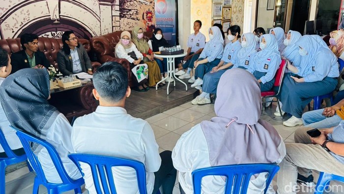 Belasan pelajar SMA N 5 Bengkulu mendatangi kantor ombudsman.
