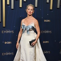 Katherine LaNasa tampil segar dengan gaun Jason Wu berwarna pastel yang ringan dan flowy. Detail lipit halus serta potongan effortless menjadikannya terlihat chic namun tetap sederhana. Foto: Michael Buckner/Variety via Getty Images