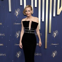 Leslie Bibb juga tampil memukau dengan Armani Privé, namun dalam nuansa putih berkilau. Gaun berpotongan sleek ini menghadirkan kontras sempurna dengan rambut blonde-nya, membuat tampilannya kian dramatis. Foto: Frazer Harrison/Getty Images