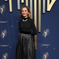 Calista Flockhart memilih elegansi abadi lewat gaun hitam Armani Privé. Potongan klasik dengan detail halus menjadikan penampilannya sophisticated tanpa berlebihan. Foto: Gilbert Flores/Variety via Getty Images