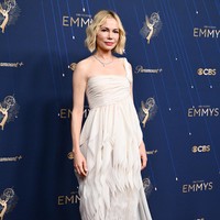 Michelle Williams membuktikan bahwa gaya tak lekang oleh waktu lewat gaun Chanel vintage. Siluet klasik dipadu sentuhan kilau subtle menjadikan penampilannya timeless, sekaligus bukti bahwa arsip couture tetap relevan di karpet merah masa kini. Foto: Gilbert Flores/Variety via Getty Images