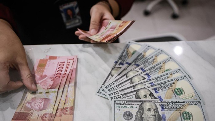 Petugas menunjukkan uang pecahan dolar AS di gerai penukaran mata uang asing Dolarindo, Melawai, Jakarta, Senin (15/9/2025). Nilai tukar rupiah pada pembukaan perdagangan hari Senin (15/9) di Jakarta melemah sebesar 33,50 poin atau 0,20 persen menjadi Rp16.408 per dolar Amerika Serikat (AS) dari sebelumnya Rp16.375 per dolar AS. ANTARA FOTO/Dhemas Reviyanto