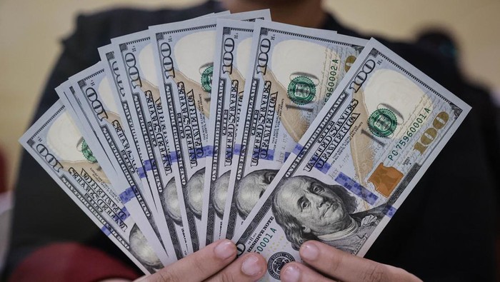Petugas menunjukkan uang pecahan dolar AS di gerai penukaran mata uang asing Dolarindo, Melawai, Jakarta, Senin (15/9/2025). Nilai tukar rupiah pada pembukaan perdagangan hari Senin (15/9) di Jakarta melemah sebesar 33,50 poin atau 0,20 persen menjadi Rp16.408 per dolar Amerika Serikat (AS) dari sebelumnya Rp16.375 per dolar AS. ANTARA FOTO/Dhemas Reviyanto