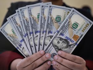 Dolar AS Gencet Rupiah, Tembus Rp 16.700!
