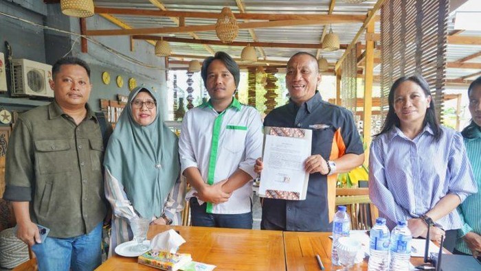Bupati Luwu Timur Irwan Bachri Syam menandatangani surat komitmen pembangunan asrama mahasiswa.