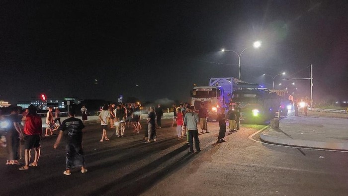 Warga Desa Balun Lamongan demo dan blokade Jalan Lingkar Utara Lamongan menuntut pemasangan traffic light