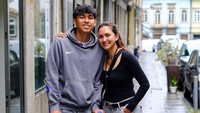 Di game pertama, ankle kanan Diego sempat kena hajar lawan. Setelah dicek oleh tim fisio dan rest makan siang, kondisinya masih ok dan boleh lanjut main di game kedua, di mana ada beberapa duel dengan lawan yang cukup tangguh dan sepertinya dia kesal beberapa kali gak bisa lewatin Diego yang main jadi CB. Di satu kesempatan setelah Diego rebut bola, lawannya masih kejar dan masuk untuk ambil bola, pas banget kena bagian ankle yang sudah cedera plus bikin tumpuan saat napak gak pas, dan akhirnya ke-twisted lebih parah, cerita Darius. Foto: Instagram @darius_sinathrya