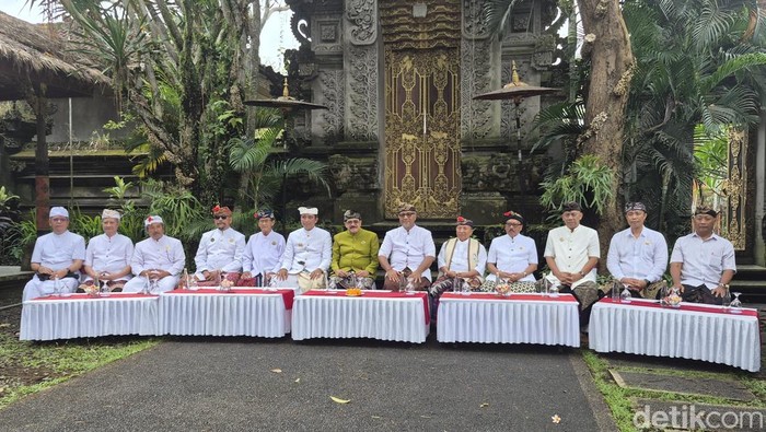 Direktur Utama PT BIBU Panji Sakti, Erwanto Sad Adiatmoko, bertemu sejumlah tokoh puri di Puri Ageng Blahbatuh, Gianyar, Bali, Senin (15/9/2025). (Foto: Ni Komang Ayu Leona/detikBali)