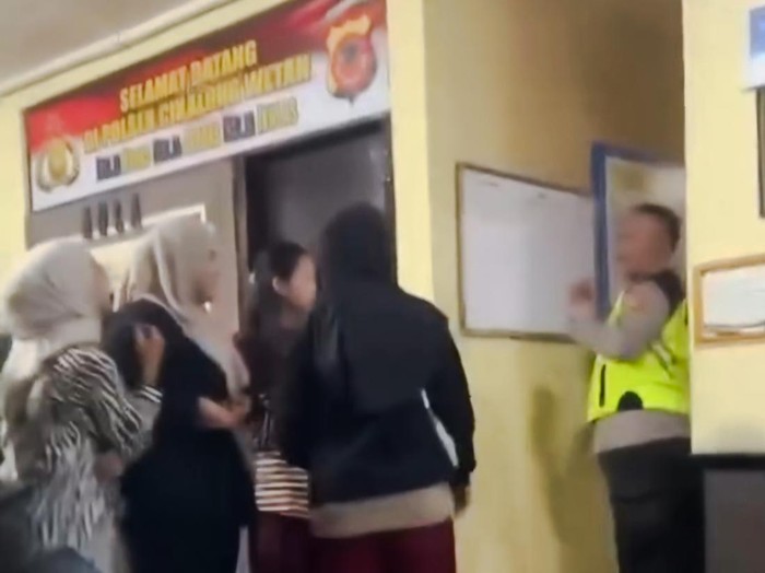 Emak-emak di KBB Geruduk Kantor Polsek Cikalongwetan