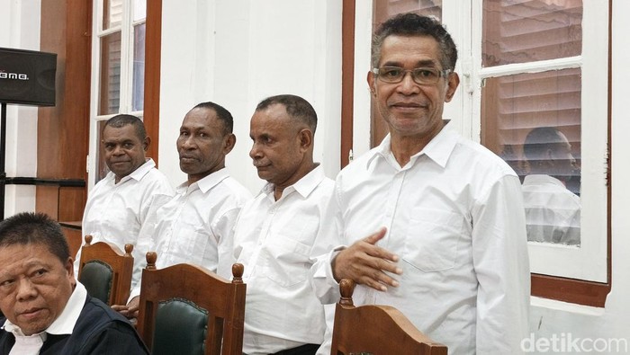 Empat petinggi NFRPB terdakwa kasus makar saat menghadiri sidang di Pengadilan Negeri (PN) Makassar.