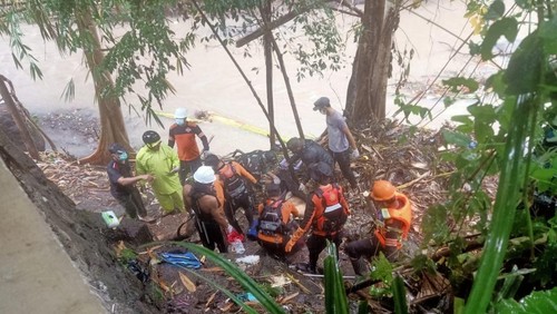 Evakuasi korban banjir di Denpasar, Senin (15/9/2025). (dok. Humas Basarnas Bali)