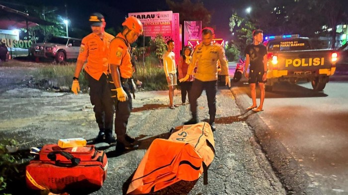 Evakuasi pekerja tewas dalam neon box di Jalan Soekarno Hatta, Pekanbaru. (Dok SAR Pekanbaru)