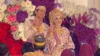 Feby Putri menikah dengan Adam Febrian yang juga dikenal sebagai gitarisnya. Foto: Instagram Story @fbyputrinc