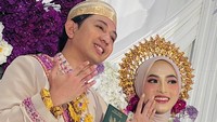 Adam Febrian juga memakai busana pengantin yang dengan motif dan detail yang selaras dengan Feby Putri. Foto: Instagram Story @fbyputrinc