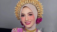 Dia memakai hijab krem dengan Saloko Pinang Goyang. Sentuhan tradisional dan modern membuat penyanyi berusia 25 tahun itu terlihat fresh. Foto: Instagram @putriiviiola
